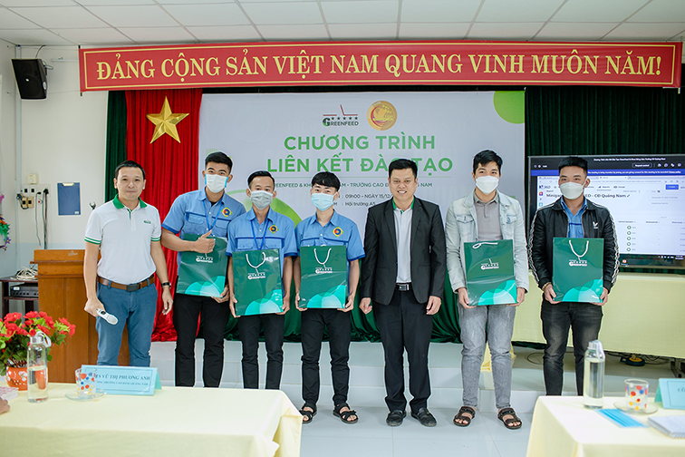 sòng bài trực tuyến
 phối hợp với Công ty Cổ phần GreenFeed Việt Nam  tổ chức hoạt động liên kết đào tạo, truyền thông nghề nghiệp cho sinh viên