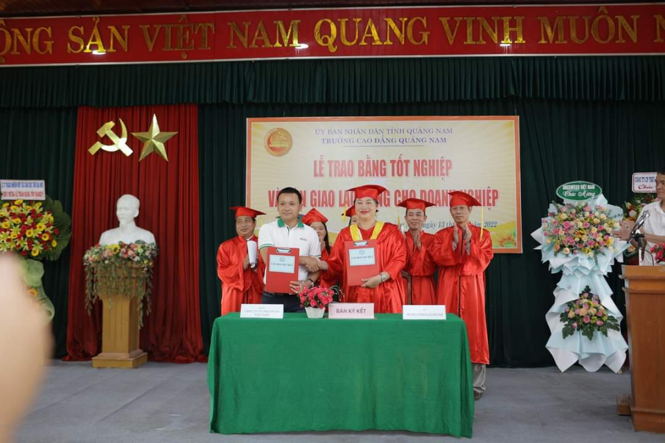 Sinh viên lớp “Hạt giống tài năng” Khoa Nông Lâm sòng bài trực tuyến
  tốt nghiệp ra trường được bàn giao cho doanh nghiệp